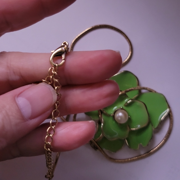 NWOT Lovely Green Enamel Floral Faux Pearl Pendant Necklace - Picture 6 of 7